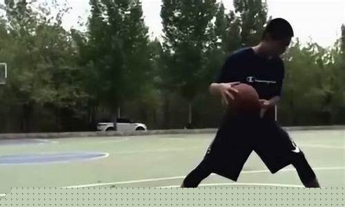 篮球胯下教学入门-篮球胯下拉球教学