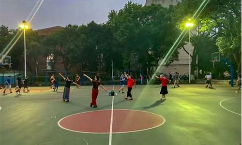 篮球场和广场舞大妈冲突建议-篮球场广场舞冲突评论