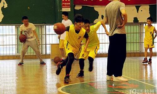 篮球要出界防守队员护球-篮球防守出界怎么判罚